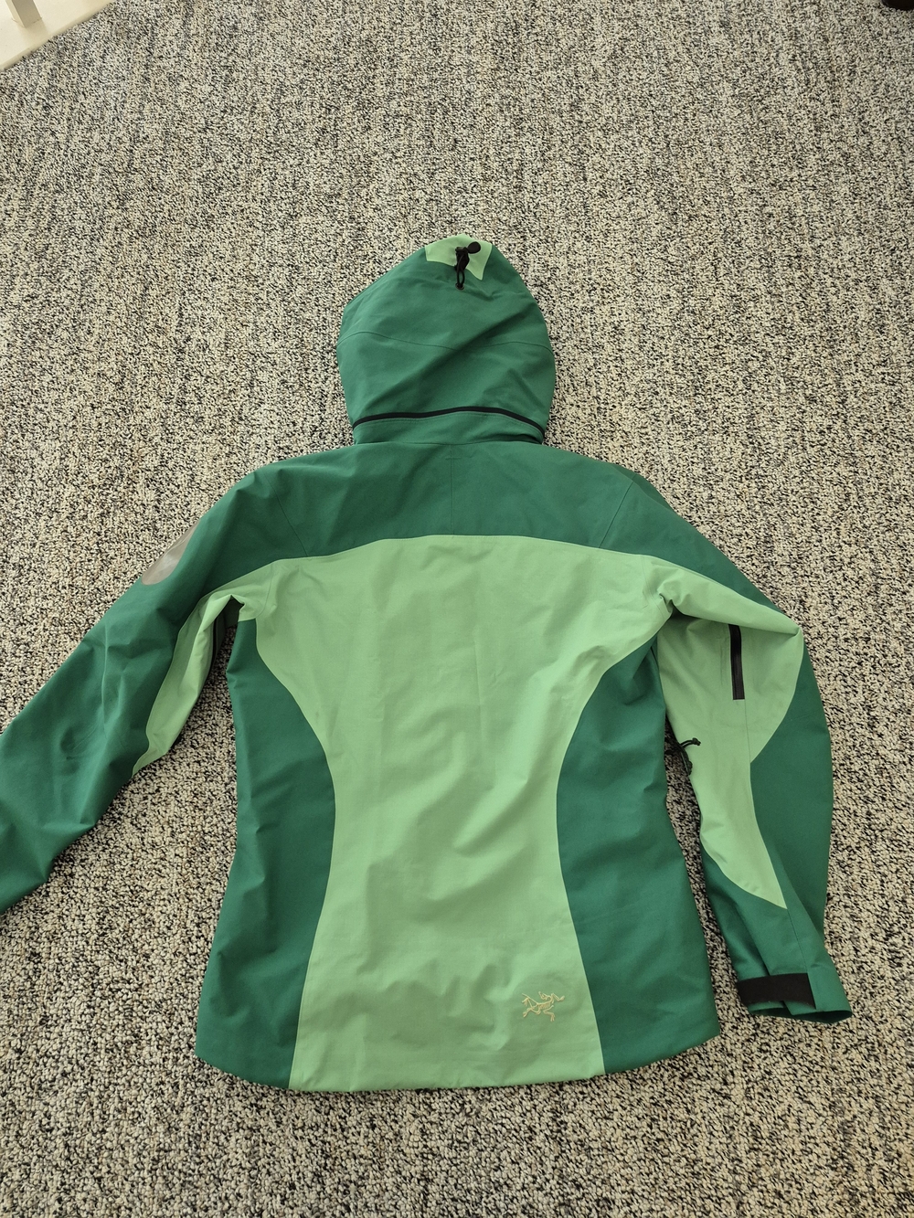 Arc'teryx Women's Two-Tone Green Waterproof Hooded Jacket - Picture 8 of 10